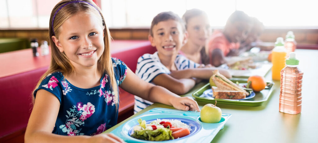 Image d'enfants à la cantine